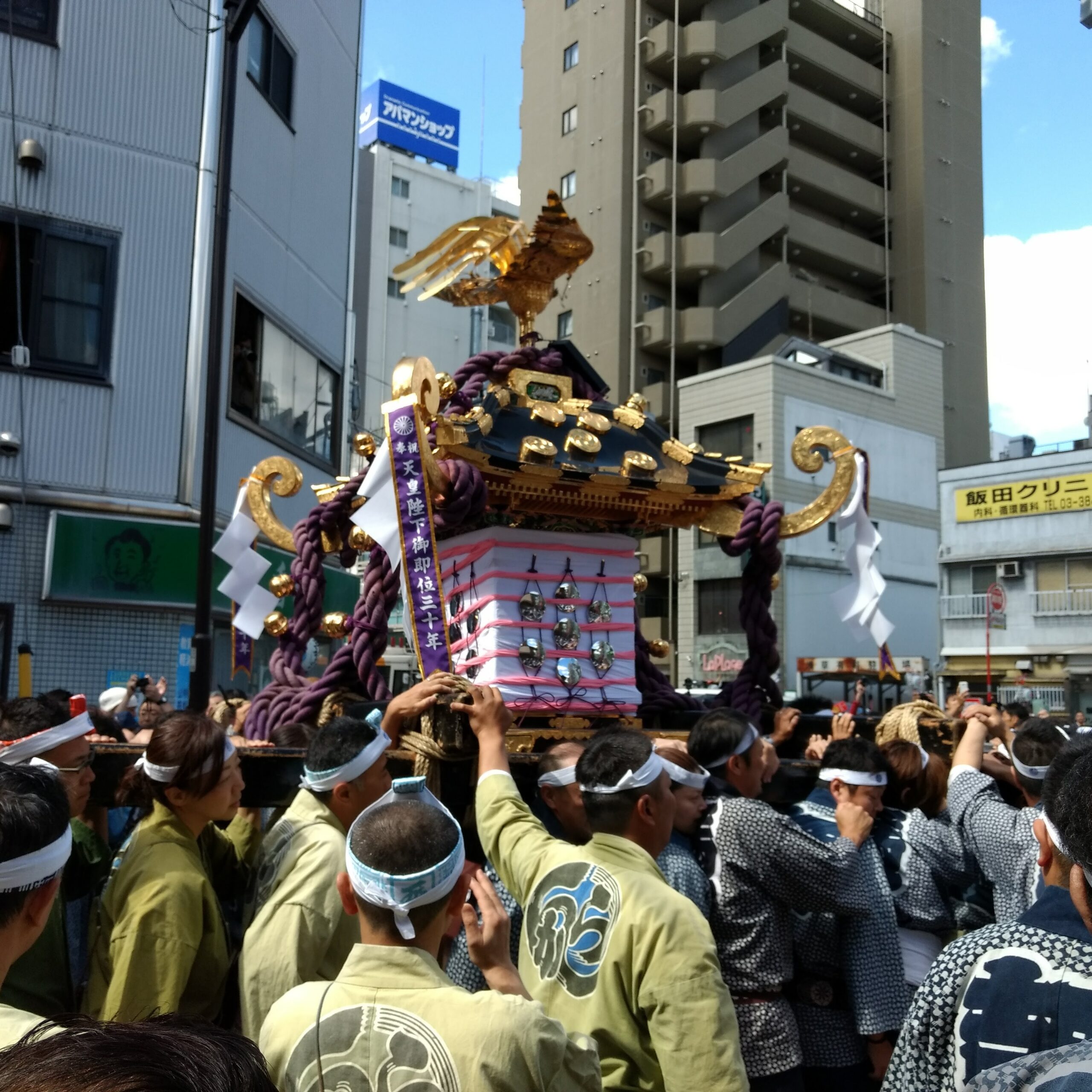 「春の風物詩」と掛けて「今どきの本人確認」と解く。そのこころは